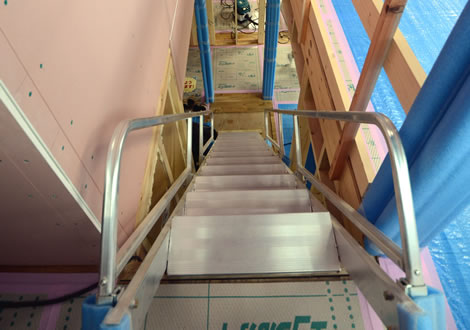 手すり付き階段はしごの設置