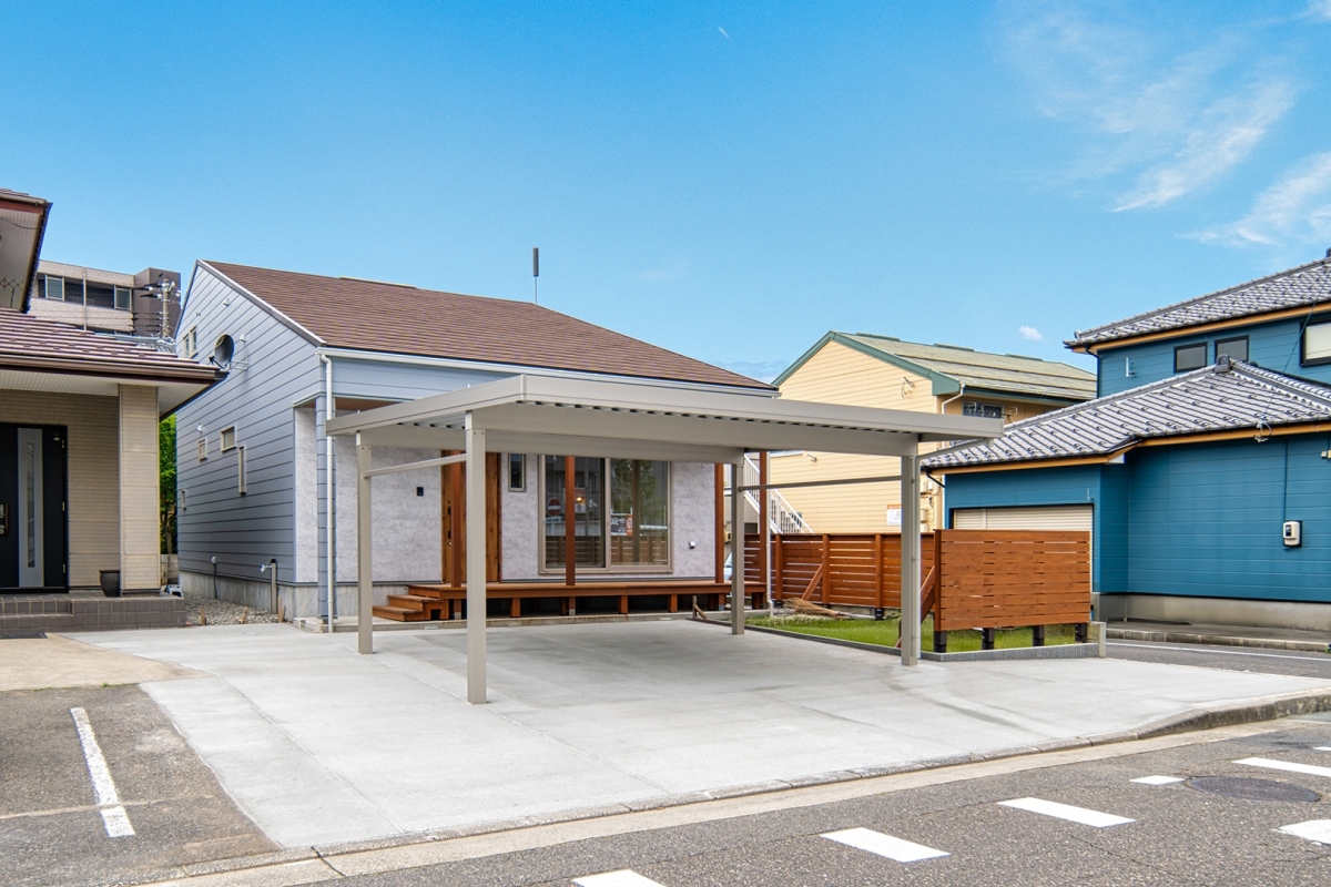 デッキと小庭を楽しむ家