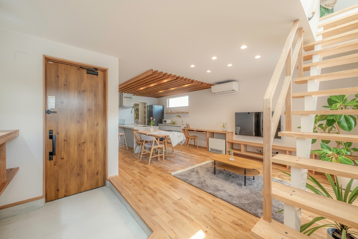 土間繋がりのリビングで開放的に暮らす家