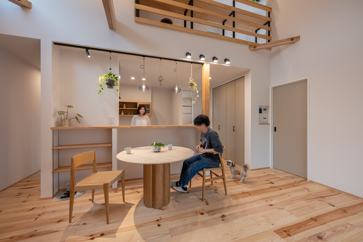 愛犬と2階のヌックからロケーションを楽しむ家