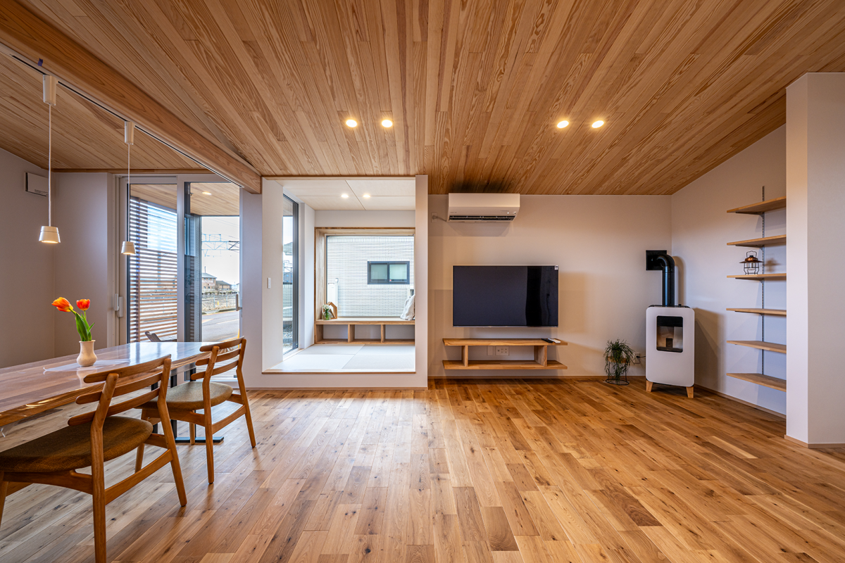 家族も空間も繋がる温もりと開放感の平屋